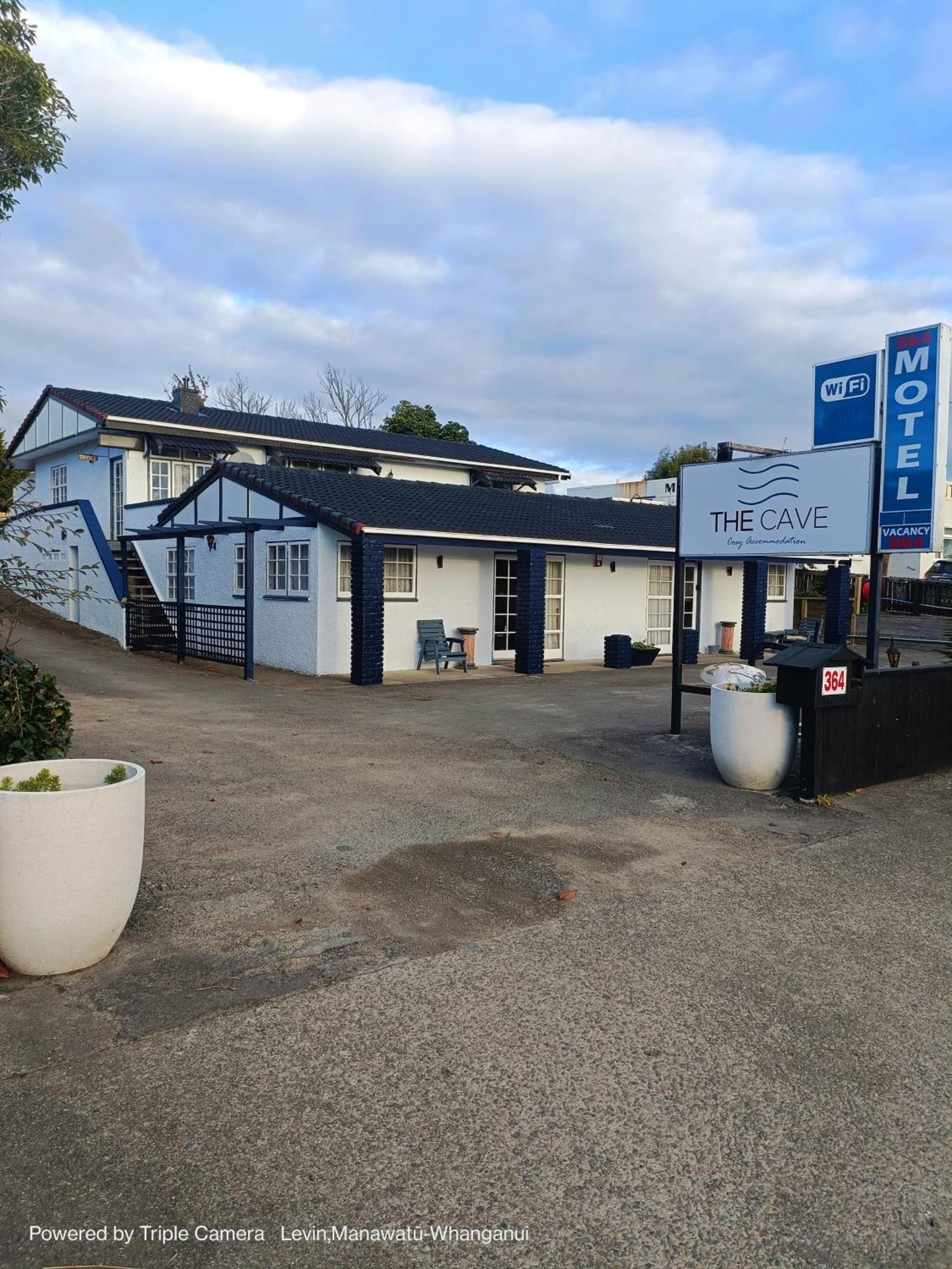 The Cave Motel Levin Exterior photo